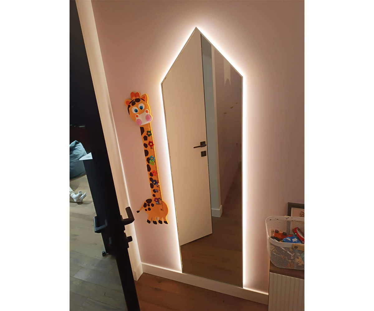 Зеркало с подсветкой в форме домика арт. 1014